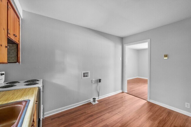 Building Photo - 454 Circle Dr