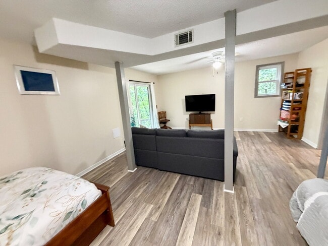 Building Photo - 4 Bedroom home Keowee Key Community