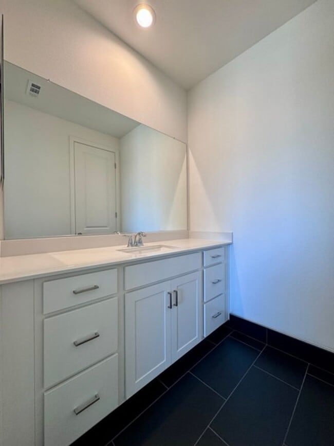 Building Photo - Spacious 5BD/3BA Home with Loft, Solar & B...
