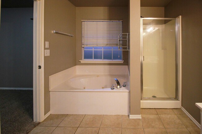 Building Photo - Darling Home In Jenks Schools!