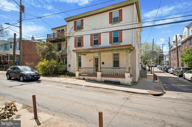 Building Photo - 447 Dupont St