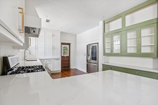 Building Photo - 3/2 fully updated with appliances included!