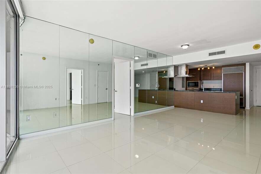 Building Photo - 495 Brickell Ave