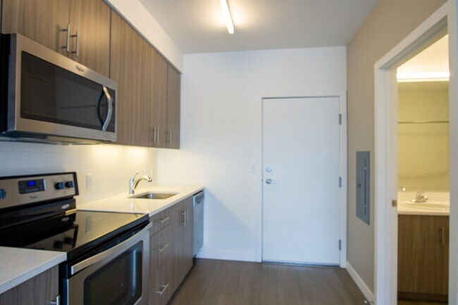 Building Photo - 3rd Floor Modern & Sleek 1Bdr w/Floor-to-C...