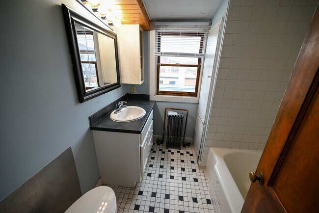 Building Photo - 405-407 W Main St - Duplex