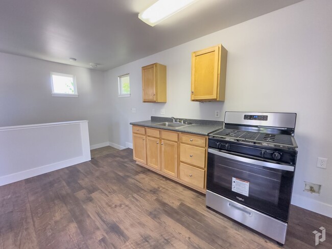 Building Photo - Sharp and Clean Chico Studio Apartment!