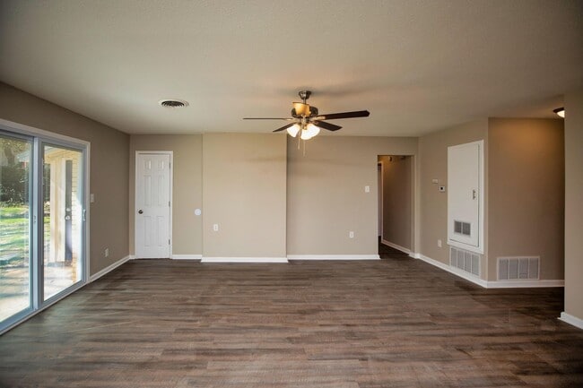 Building Photo - ** 3 bed 2 bath located in Dalraida ** Cal...