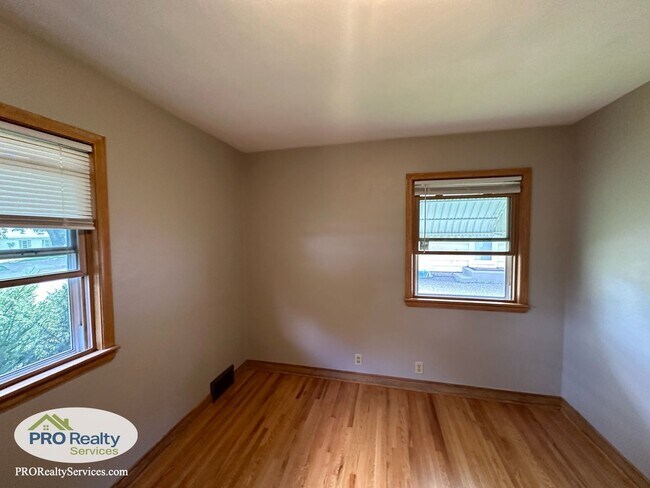 Building Photo - 3 Bedroom Home in South Saint Paul