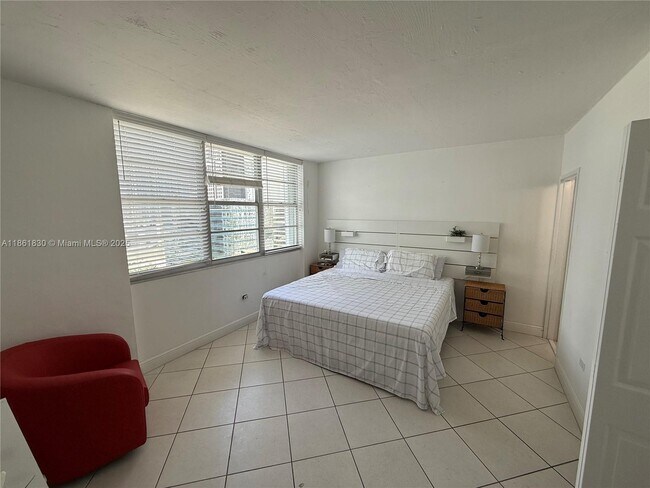 Building Photo - 801 Brickell Bay Dr