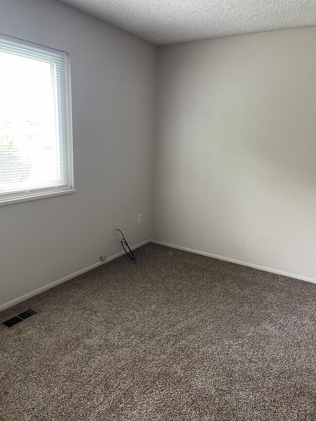 Building Photo - 488 Anjou Dr