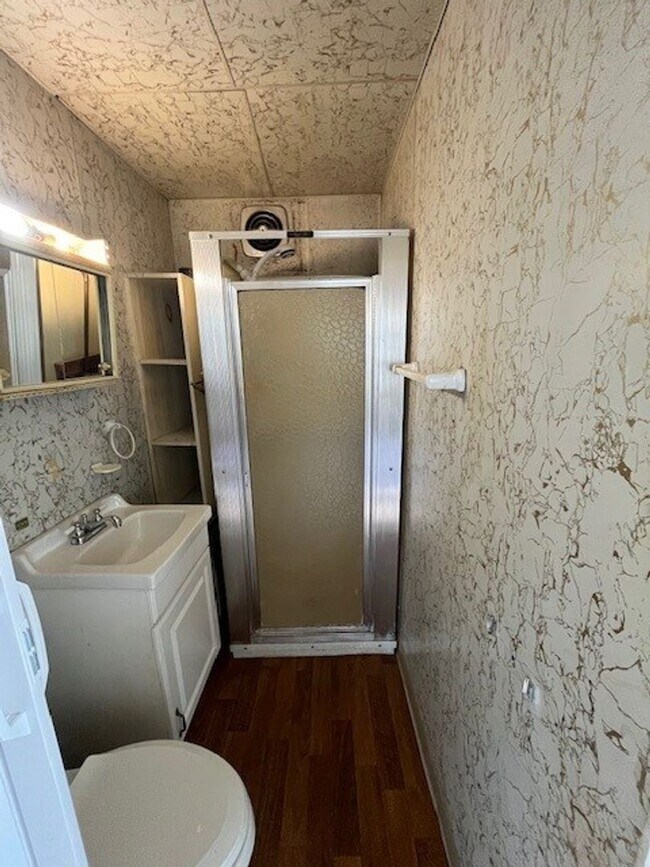 Building Photo - 4 bedroom 2 bathroom