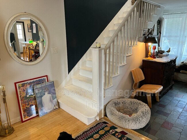 Building Photo - 285 1/2 Weaver Street