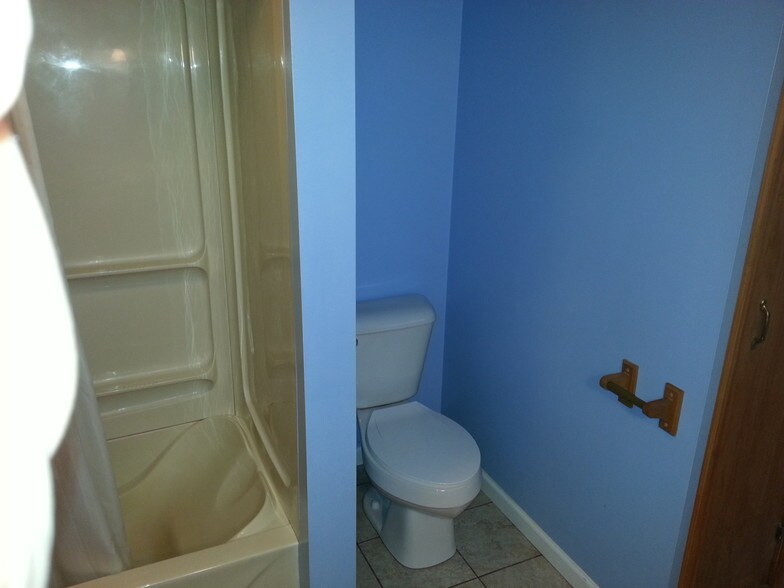 Building Photo - 421 E Lake St