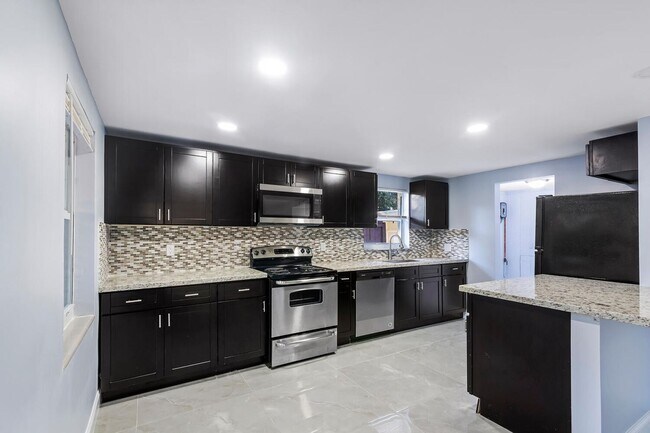 Building Photo - 5073 SW 28th Ave