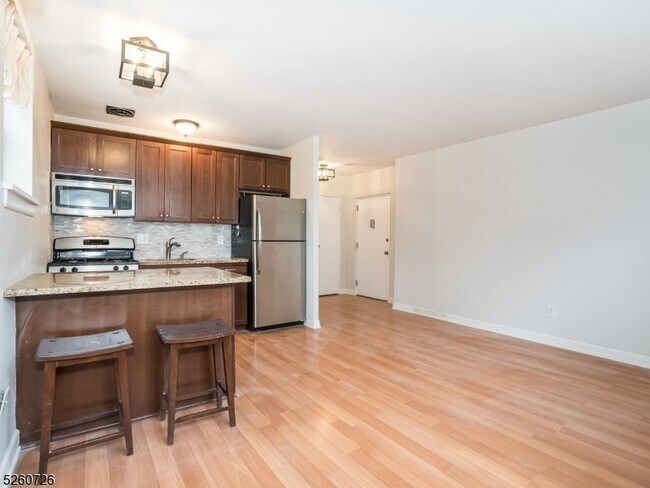 Building Photo - 48 Elm St