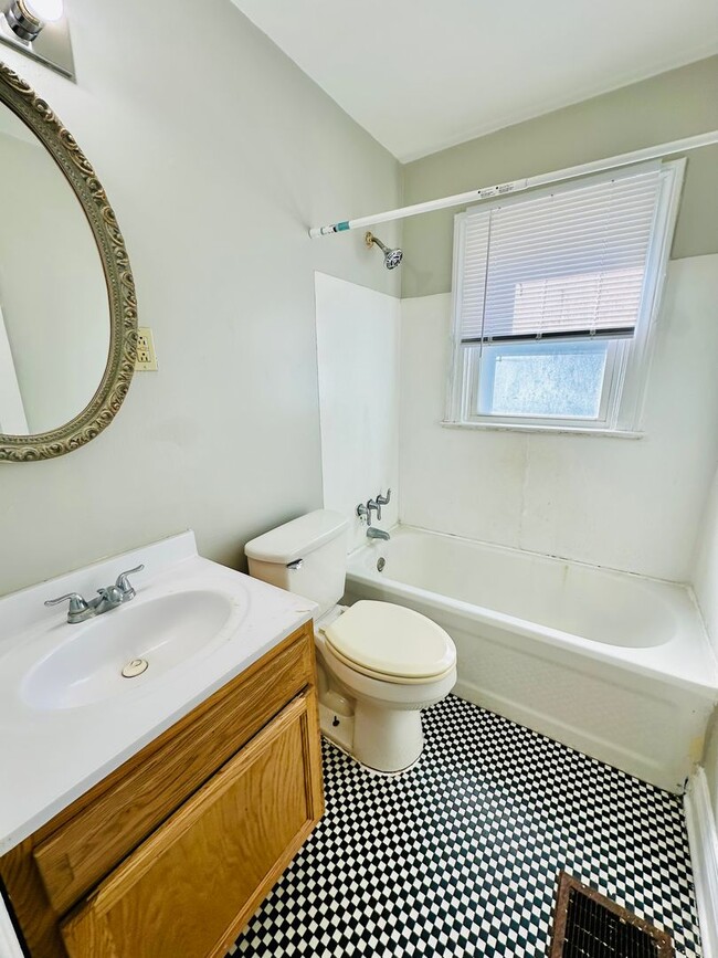 Building Photo - Charming 4 Bedroom by Churchill Downs