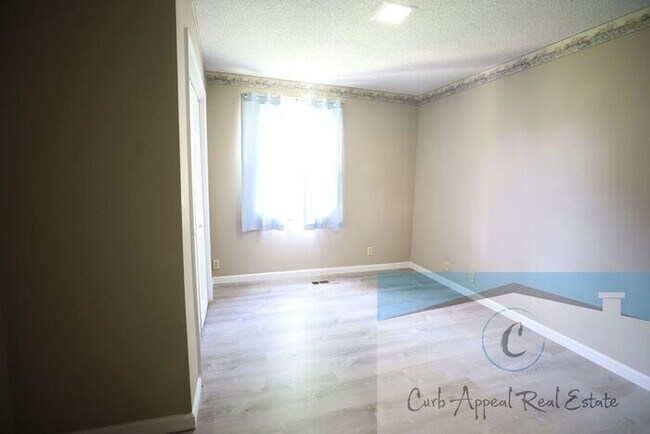 Building Photo - Beautifully renovated 4-bedroom 3 bath hom...