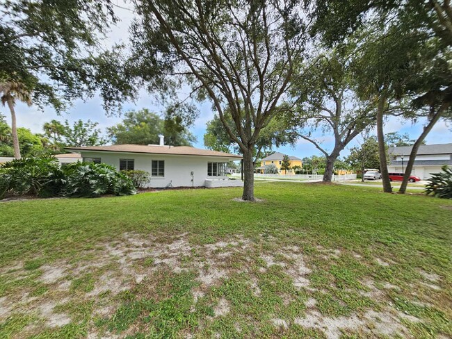 Building Photo - Charming 3-Bedroom Retreat with Spacious 1...