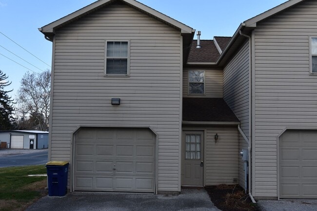 Building Photo - End Row Townhome w/ Garage
