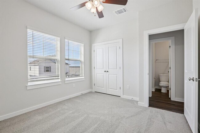 Building Photo - 2332 Delano Dr