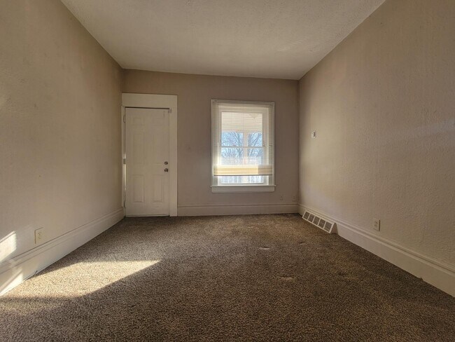 Building Photo - 299 Lloyd St