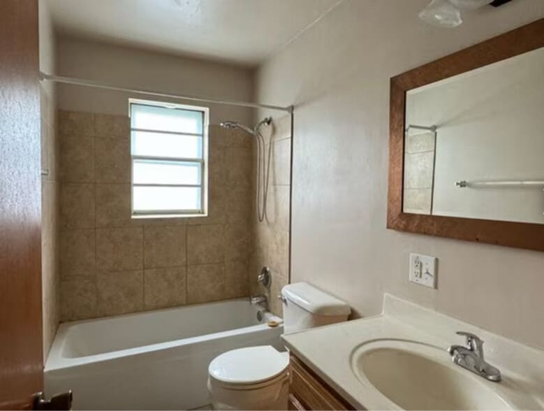 Building Photo - 2301 W Lawrence Ave