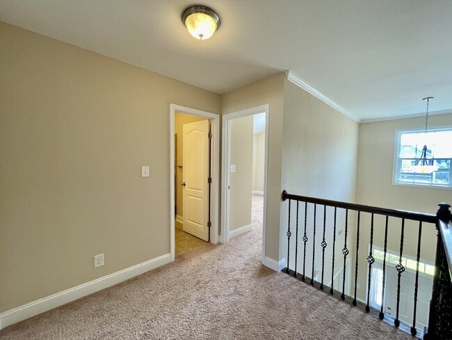 Building Photo - 4 Bed, 2 And A Half Bath Nest In Bedford