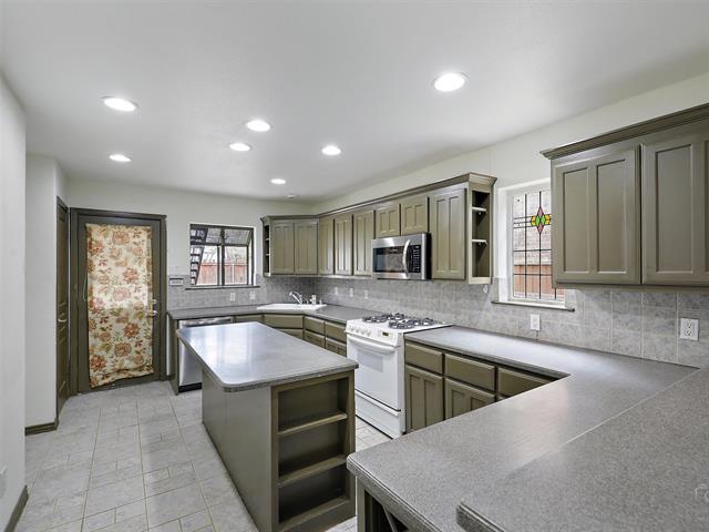 Building Photo - 2824 Dyer St