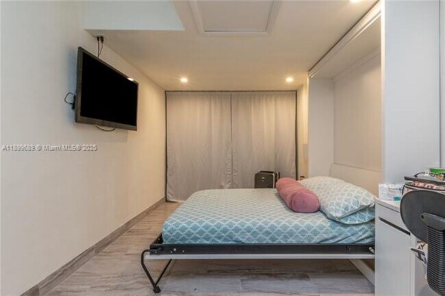 Building Photo - 10245 NW 63rd Terrace