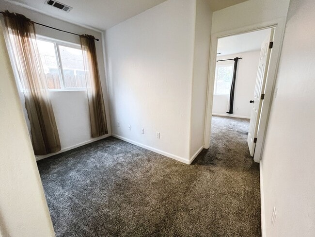 Building Photo - Spacious 4-bedroom home!