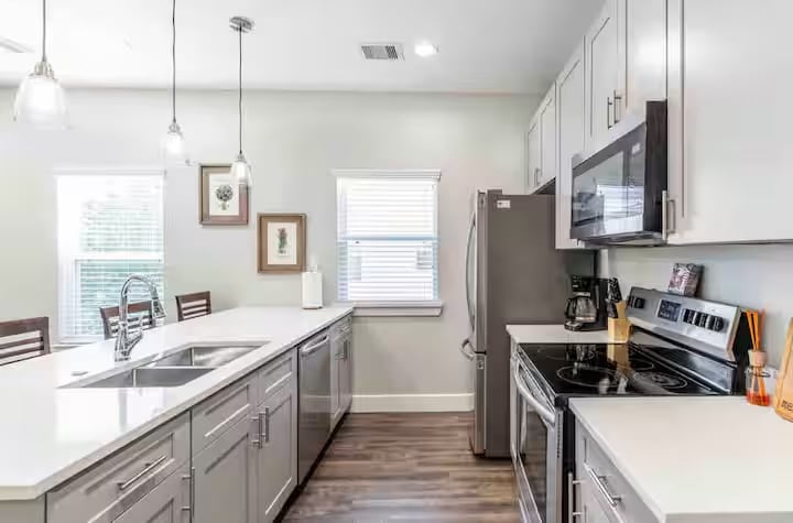 Building Photo - 144 W 5th St