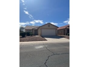 Building Photo - 3 bedroom 2 bath  Community Pool