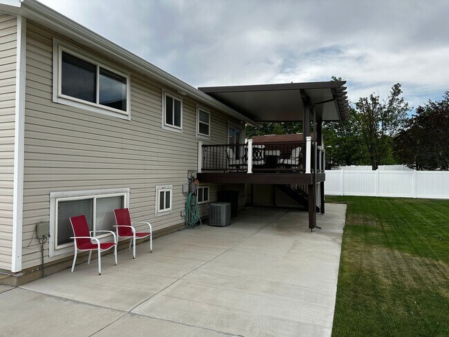 Building Photo - Beautifully Updated Two-Story Home in Sandy — Mountain Views & Big Backyard!
