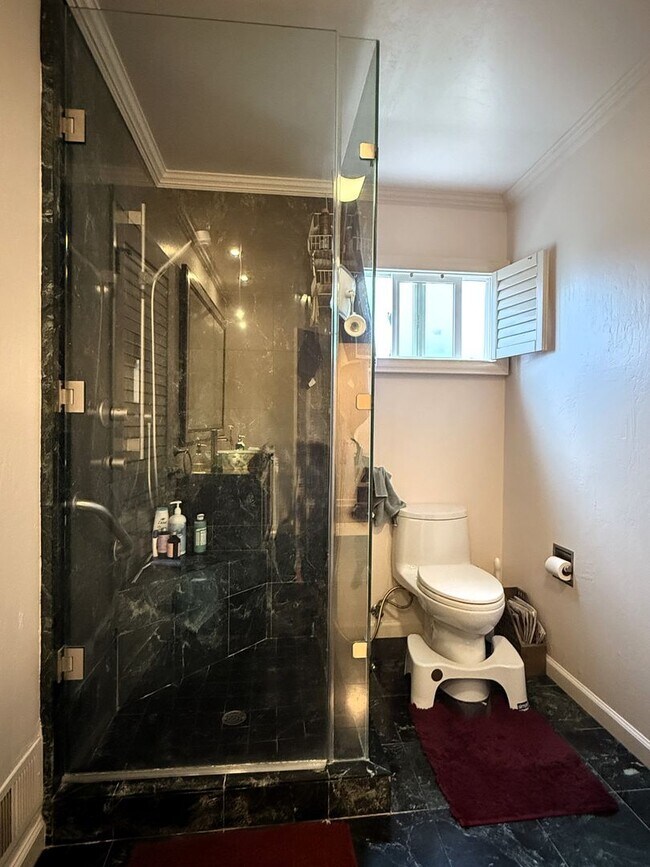 Building Photo - 4 bed, 2.5 bath top floor corner unit cond...