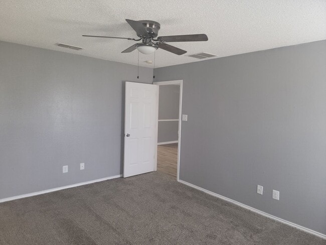 Building Photo - 3/2/2 in South Pointe with Lots of Features