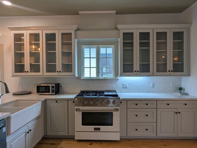 Building Photo - Stunning Fully Renovated 3-Bedroom, 2-Bathroom Cottage-Style Home