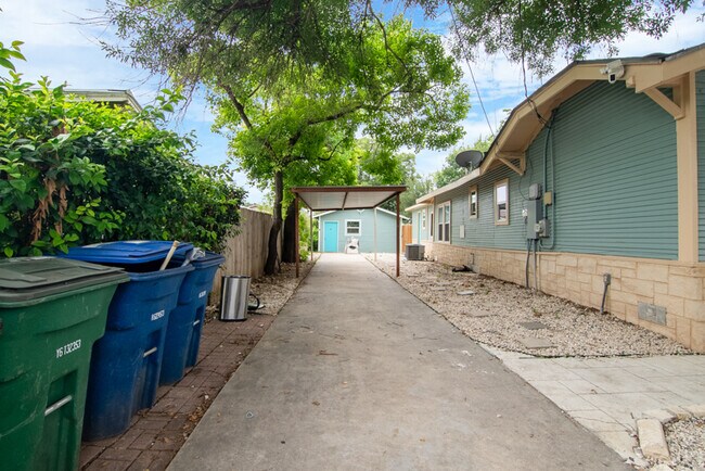 Building Photo - 560 W Highland Blvd