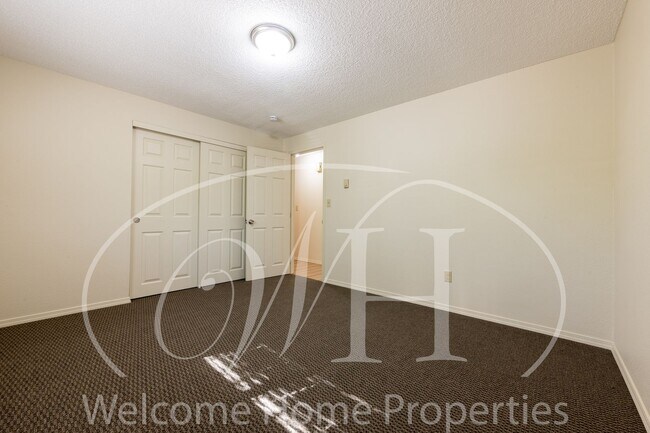 Building Photo - 2 Bedroom Apartment with Space, Convenienc...