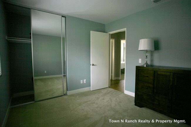 Building Photo - 3Br 2 1/2Ba, 2 Story Condo Avail May 1st short term lease