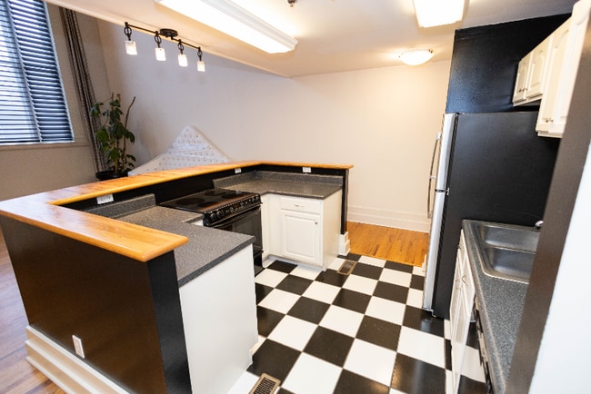 Building Photo - 523 N Bertrand St