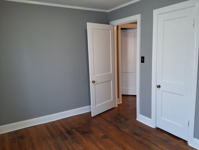 Building Photo - Comfy 3 Bed, 1 Bath