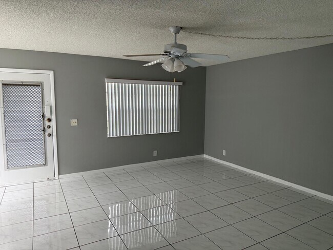 Building Photo - 116 Burgundy B