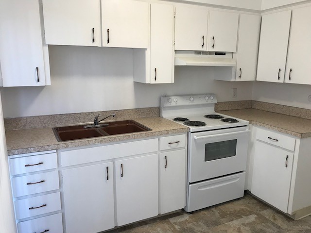 Kitchen: Lots of cabinets! - 333 SE 81st Ave