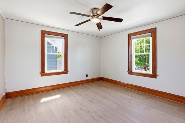 Building Photo - 3 Bedroom Fond Du Lac House