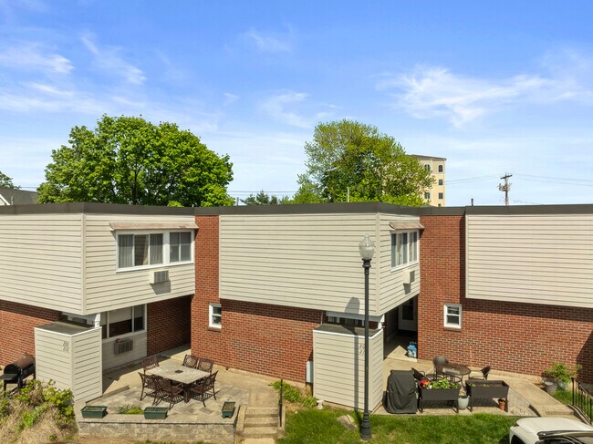 Primary Photo - 211 W Walk