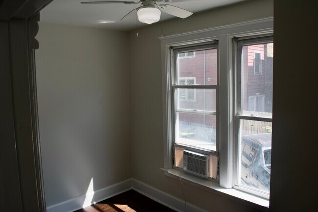Building Photo - 1008 Garnett Pl