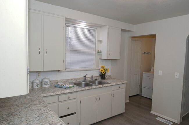 Building Photo - 102 S Perry St