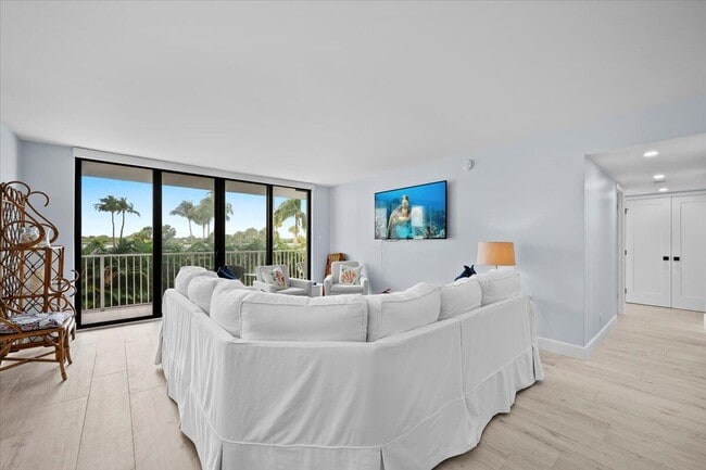 Building Photo - 2860 S Ocean Blvd