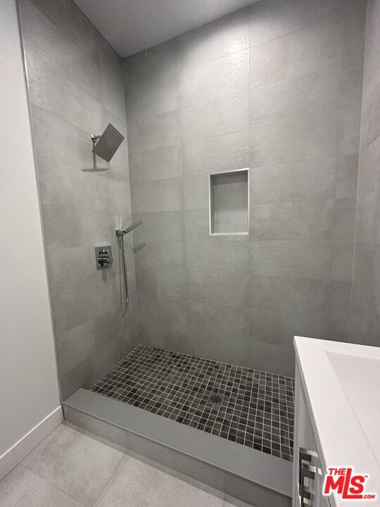 Building Photo - 6831 Bellaire Ave