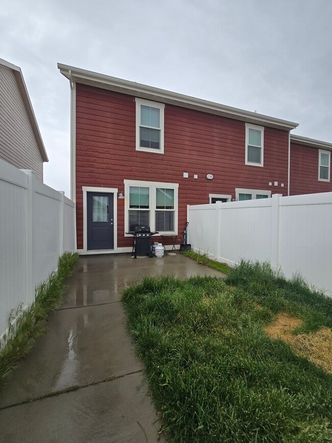 Building Photo - 2 bedroom 2.5 Bathroom Townhome